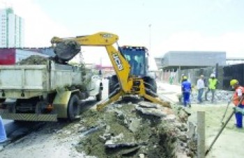 Baia para ônibus começa a surgir em frente à estação