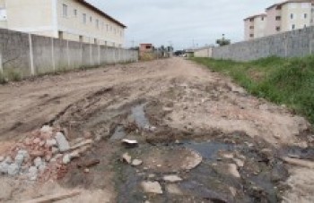 Vazamento de esgoto causa transtornos