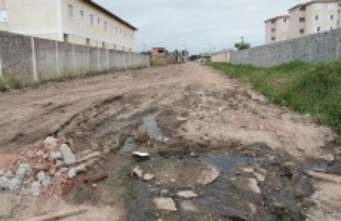Vazamento de esgoto causa transtornos