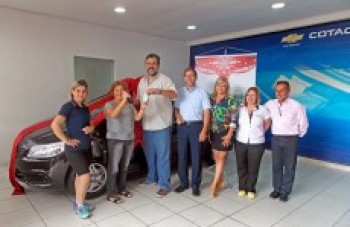 Ganhadora da promoção da ACMC recebe o carro