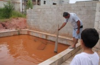 Piscina abandonada oferece risco em Mogi