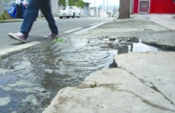 Moradores da Vila Brasileira se queixam de esgoto vazando