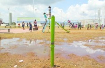 Praça da Liberdade é alvo de vândalos em Jundiapeba