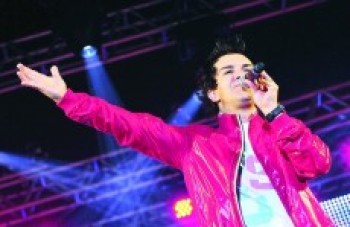 Verão Azul termina com show de Regis Danese