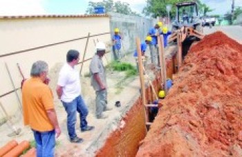 Trabalhos na rede de esgoto sanitário avançam no Botujuru