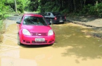 Buracos na estrada da Volta Fria prejudicam moradores
