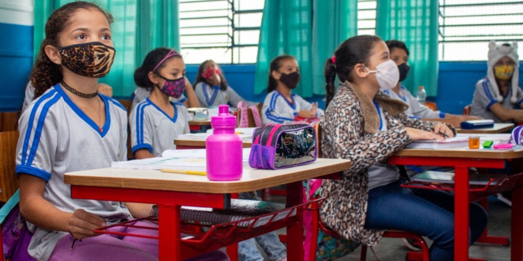 Cidades adotam o uso de máscaras nas escolas