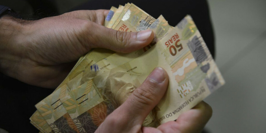 Promulgada lei que fixa o valor do salário mínimo em R$ 1.212
