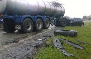 Caminhão atravessa pista e para ao bater em automóvel