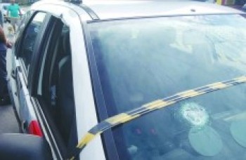 Suspeito é morto em tiroteio após roubos