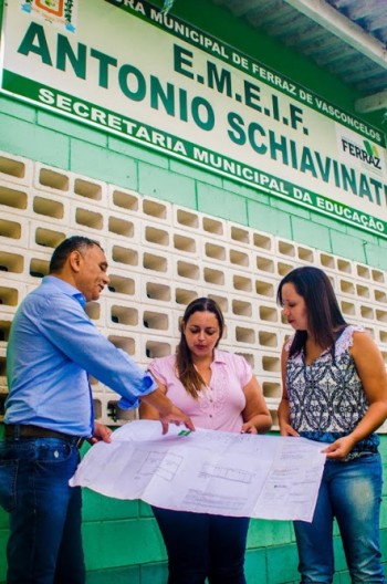 Izidro vistoria escola que está sendo ampliada: