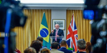 Lula critica manutenção de prisão de Julian Assange