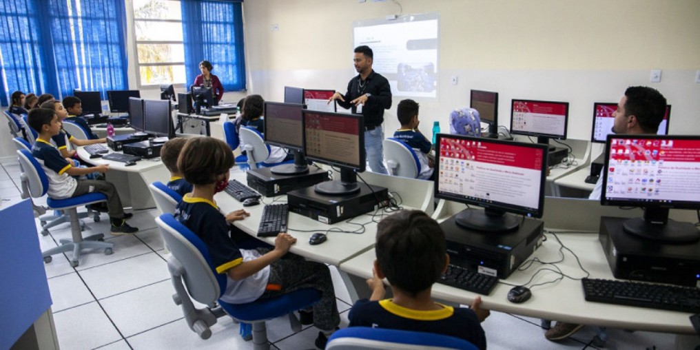 Prefeitura e Sesi levam ensino de robótica para estudantes