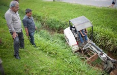 Prefeito acompanha trabalhos de desassoreamento de córrego