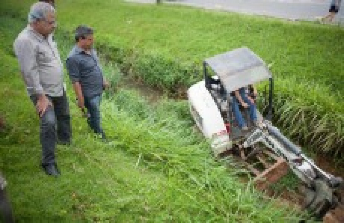 Prefeito acompanha trabalhos de desassoreamento de córrego