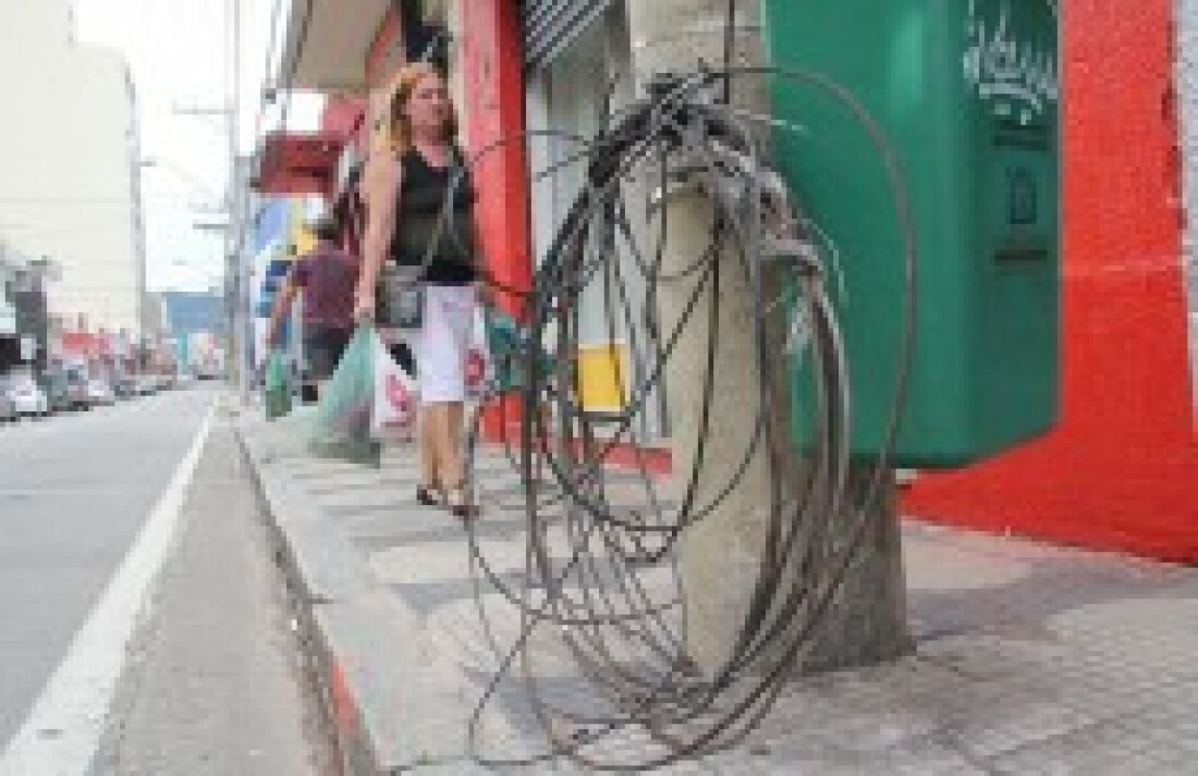 Grupo irá se reunir para discutir fiação solta no centro da cidade
