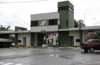 Bando armado invade condomínio e faz reféns