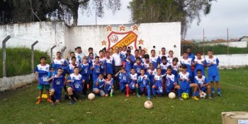 Alunos de escolinha de futebol recebem novos uniformes