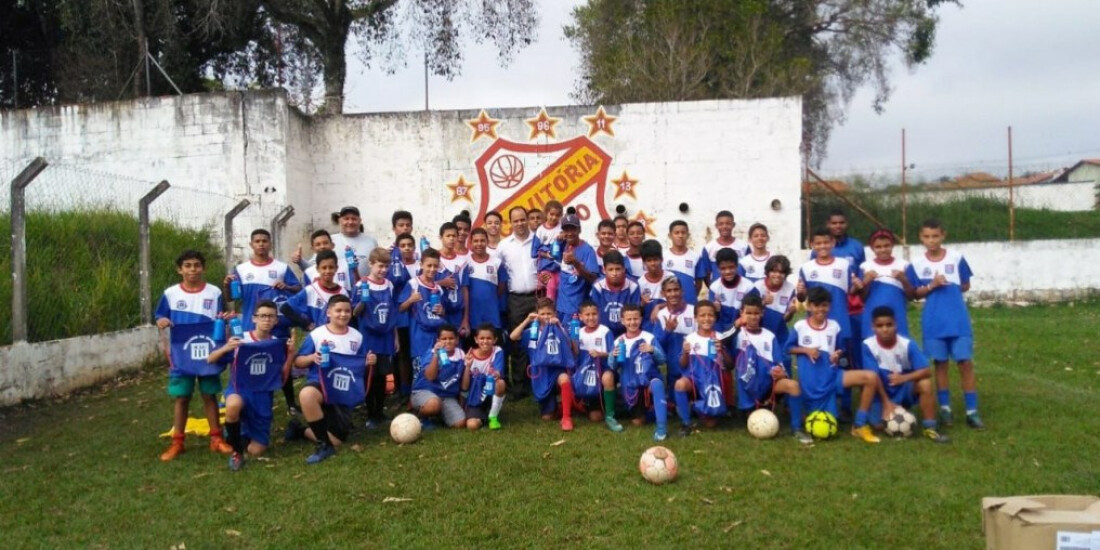 Alunos de escolinha de futebol recebem novos uniformes