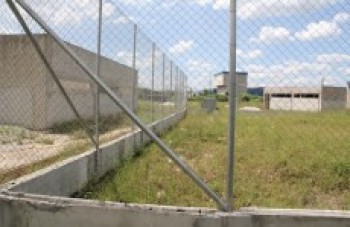 Praça está abandonada e virou alvo de usuários de drogas