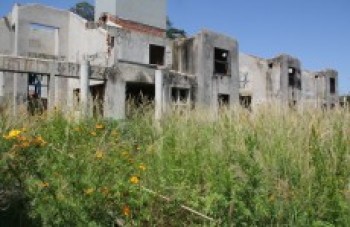 Obra abandonada volta a preocupor moradores em Suzano