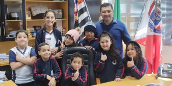 Ashiuchi recebe crianças no gabinete