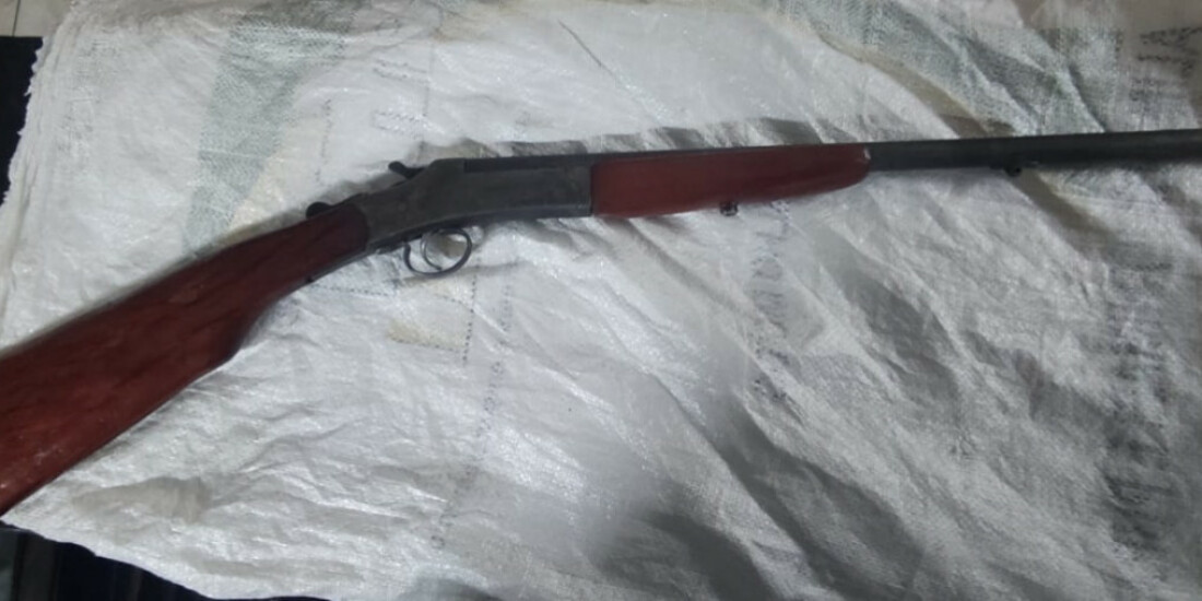 Homem é preso após ameaçar filho com espingarda em Arujá