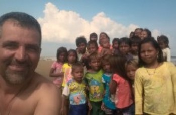 Professor de Mogi atravessa o Rio Solimões de caiaque