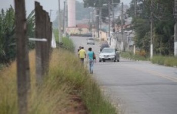 Mato alto faz pedestre andar na pista em Suzano: