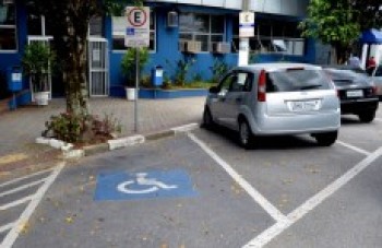 Idosos e deficientes devem atualizar cartões de estacionamento em Arujá