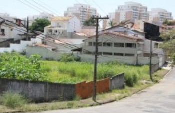 Terreno largado vira problema na Vila Oliveira
