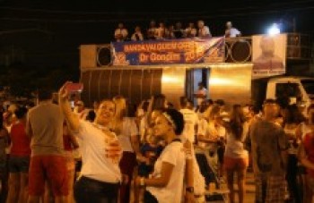 Vai Quem Quer apresenta tema 'Seja solidário, combata a dengue'