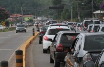 Motoristas enfrentam trânsito de mais de duas horas na Mogi-Bertioga