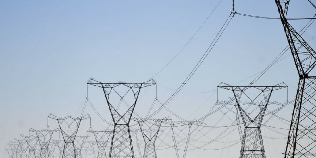 Ministro negocia acordo para suspensão de reajuste da conta de luz