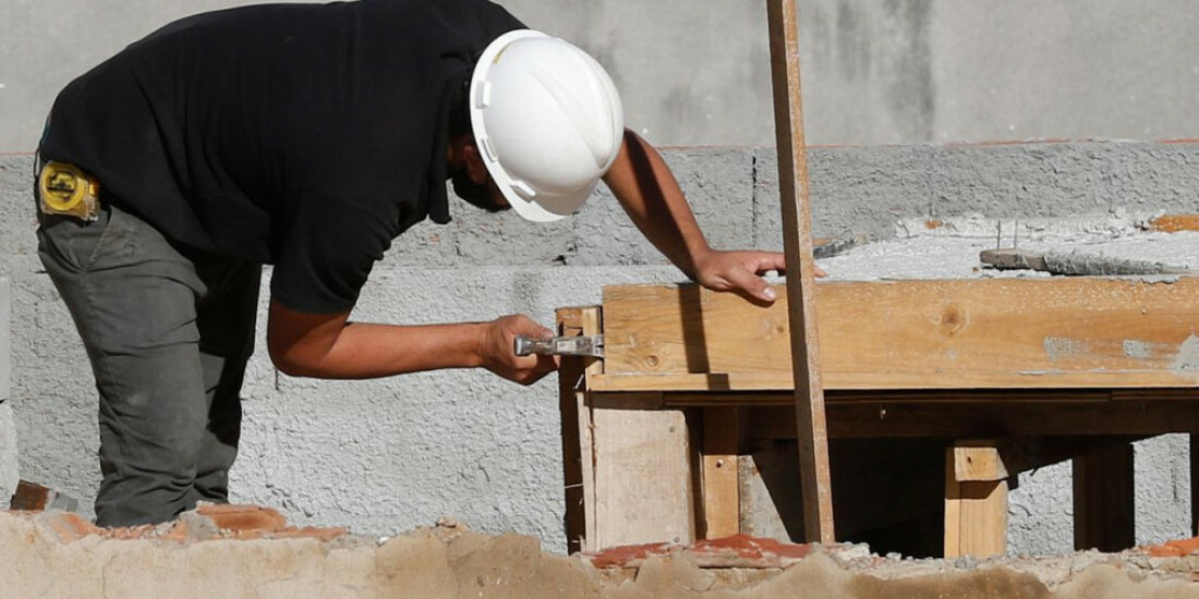 Número de empregados na construção civil fica estável em abril