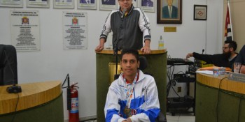 Jovem medalhista de prata ganha moção de aplauso