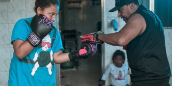 Instituto tem aulas de boxe, artesanato e reforço escolar