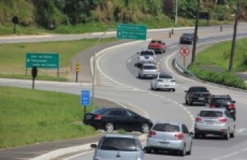 Foliões aproveitam feriado até o último minuto