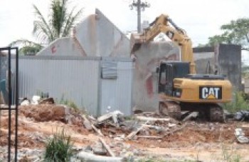 Empresa inicia limpeza em obra abandonada