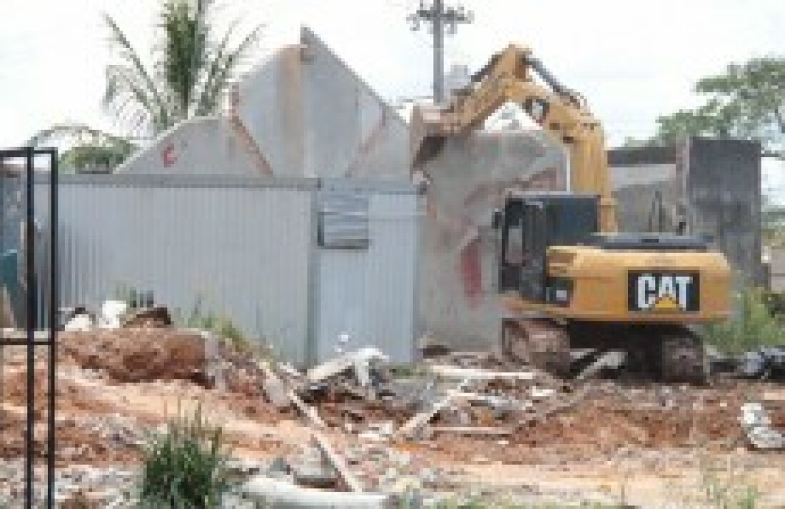 Empresa inicia limpeza em obra abandonada