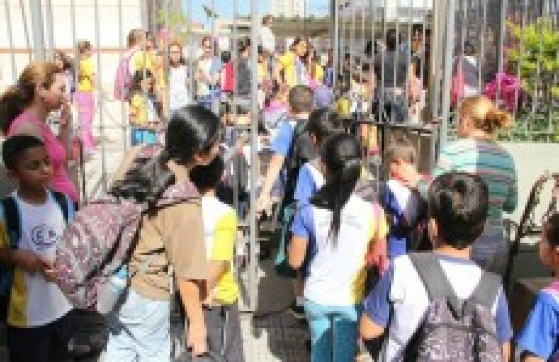 Mais de 44 mil alunos da rede municipal voltam às aulas.