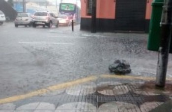 Vazamento de esgoto causa transtornos na área central