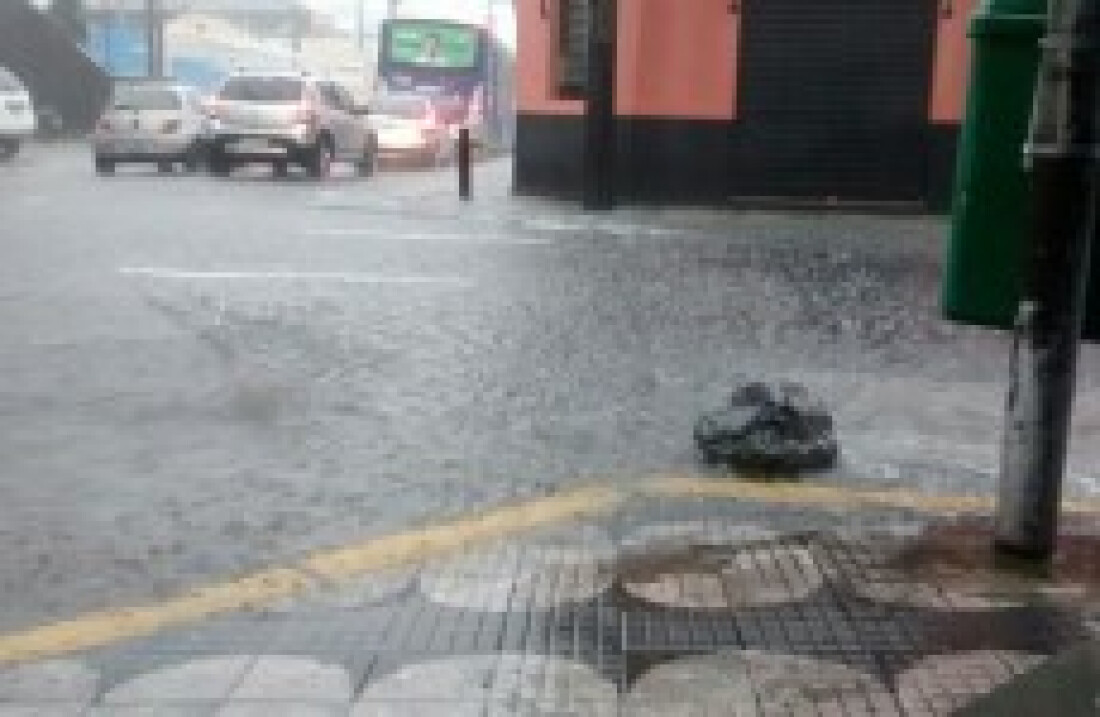 Vazamento de esgoto causa transtornos na área central