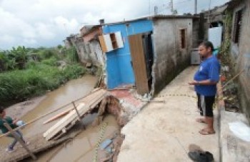 Parte de imóvel desaba depois de enxurrada