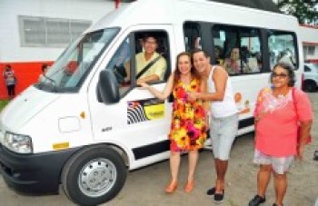 Mamoru faz entrega de van para a 'Melhor Idade'