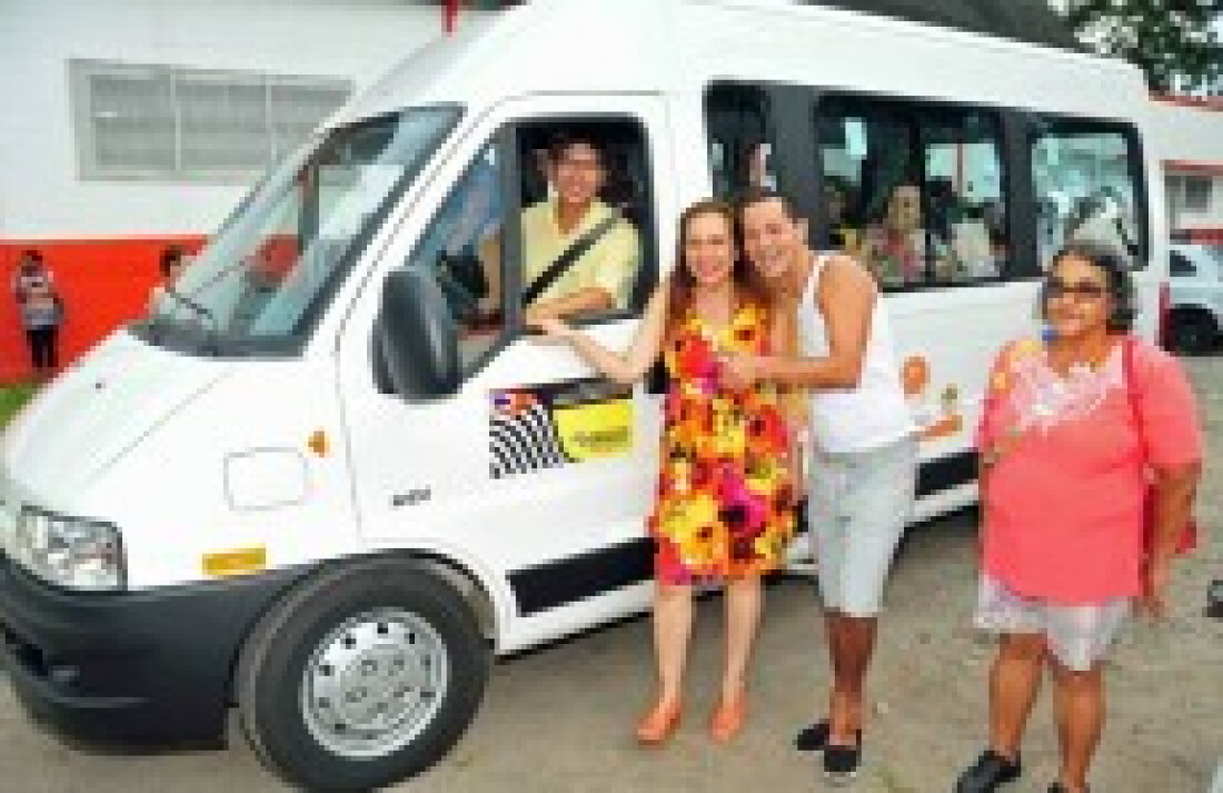 Mamoru faz entrega de van para a 'Melhor Idade'