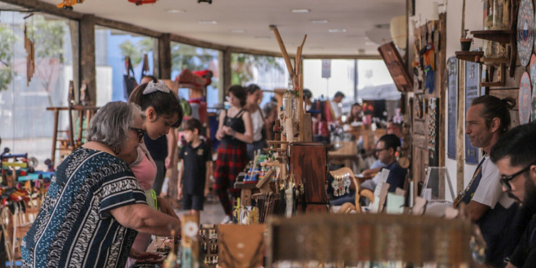 Feira Noturna oferece gastronomia e produtos