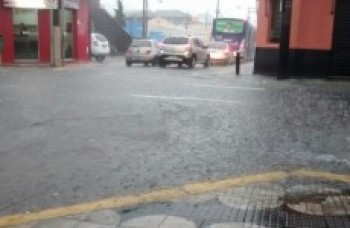 Vazamento de esgoto causa incômodo no centro