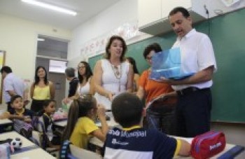 Alunos recebem uniformes e materiais escolares