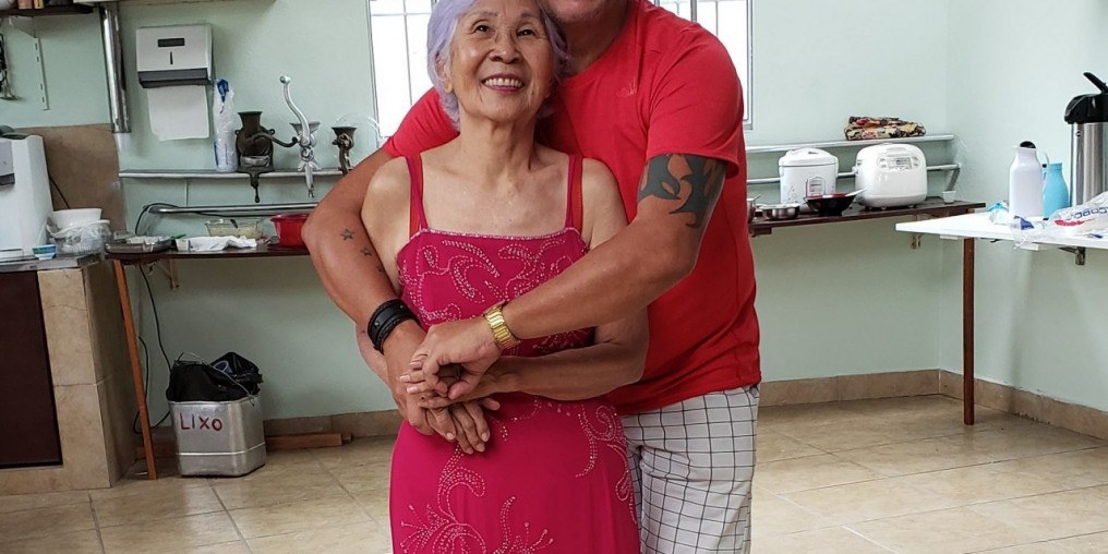 Julia Uehara esbanja vitalidade e alegria, dançando aos 82 anos